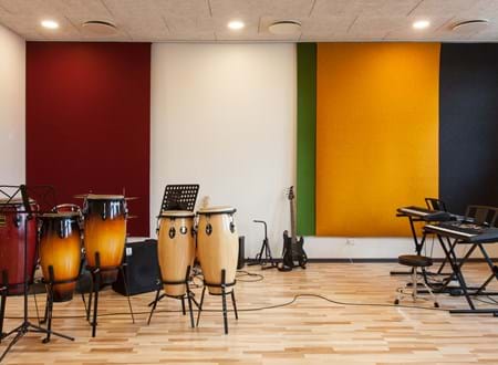 fraster, filt, felt cover, rumafskærmning, roomdivider, akustik, uld filt, inspiration, design, indretning, afskærmning, filtgardin, anne trolles skole